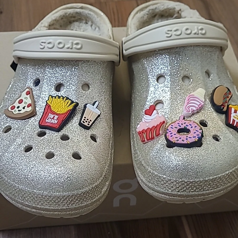 CROCS Kids Glittery Silver Slippers with Fun Charms used good condition.‎ zise 3